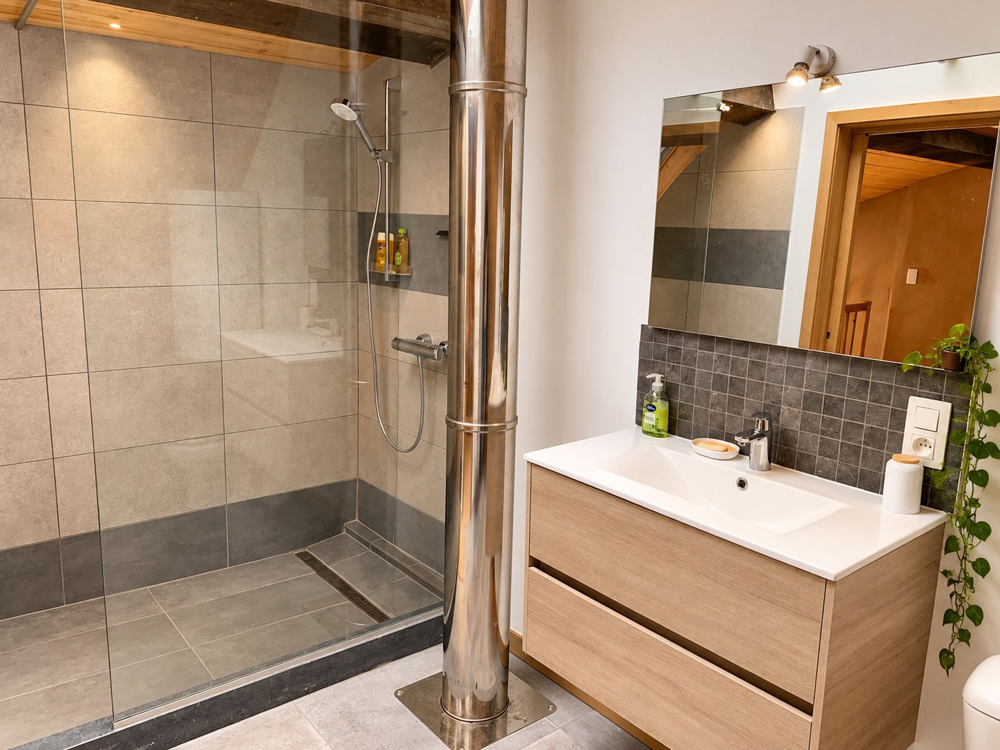 Salle d’eau du Fenil avec douche
