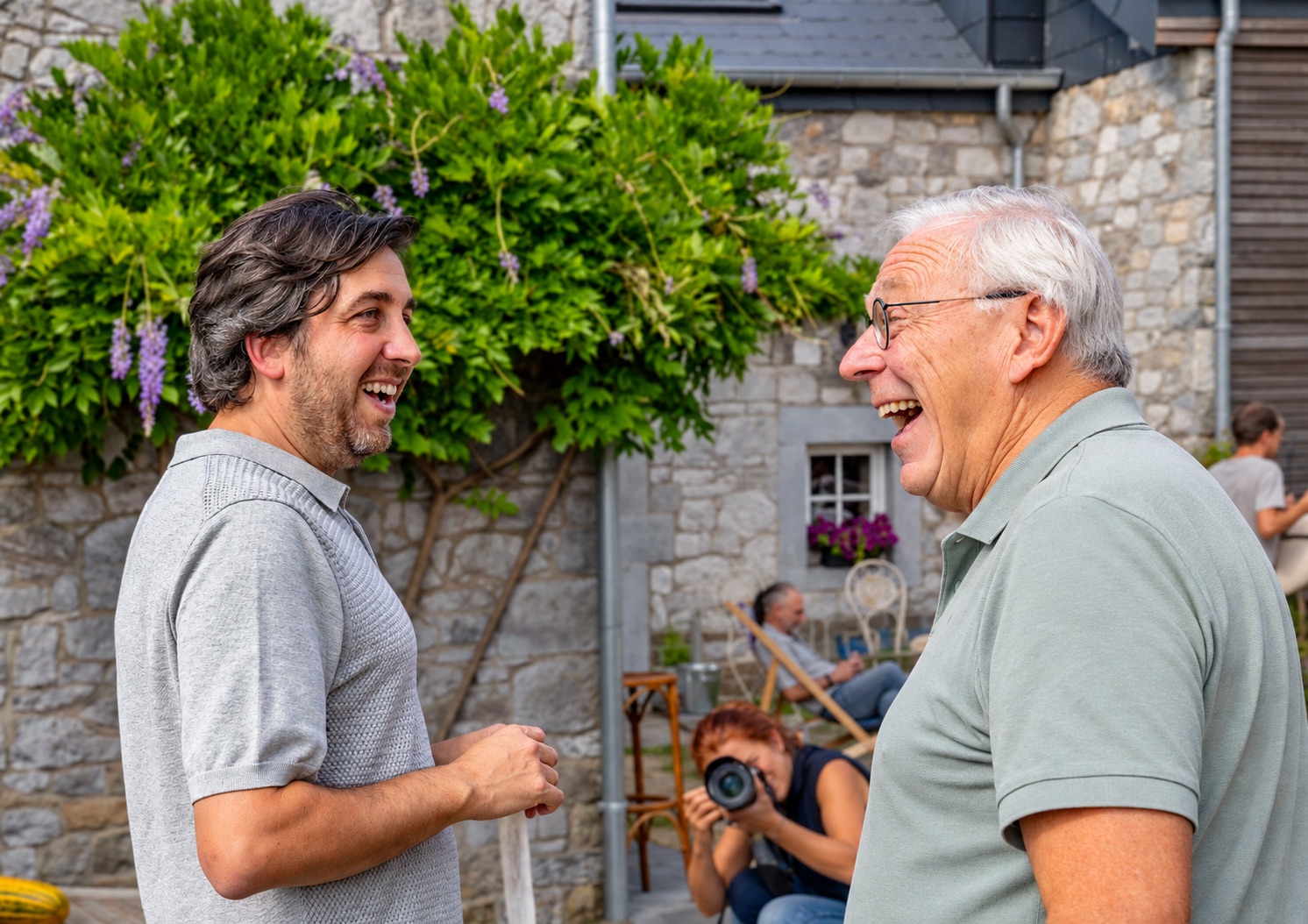 Deux personnes échangeant avec enthousiasme à L’Oeil du Condroz