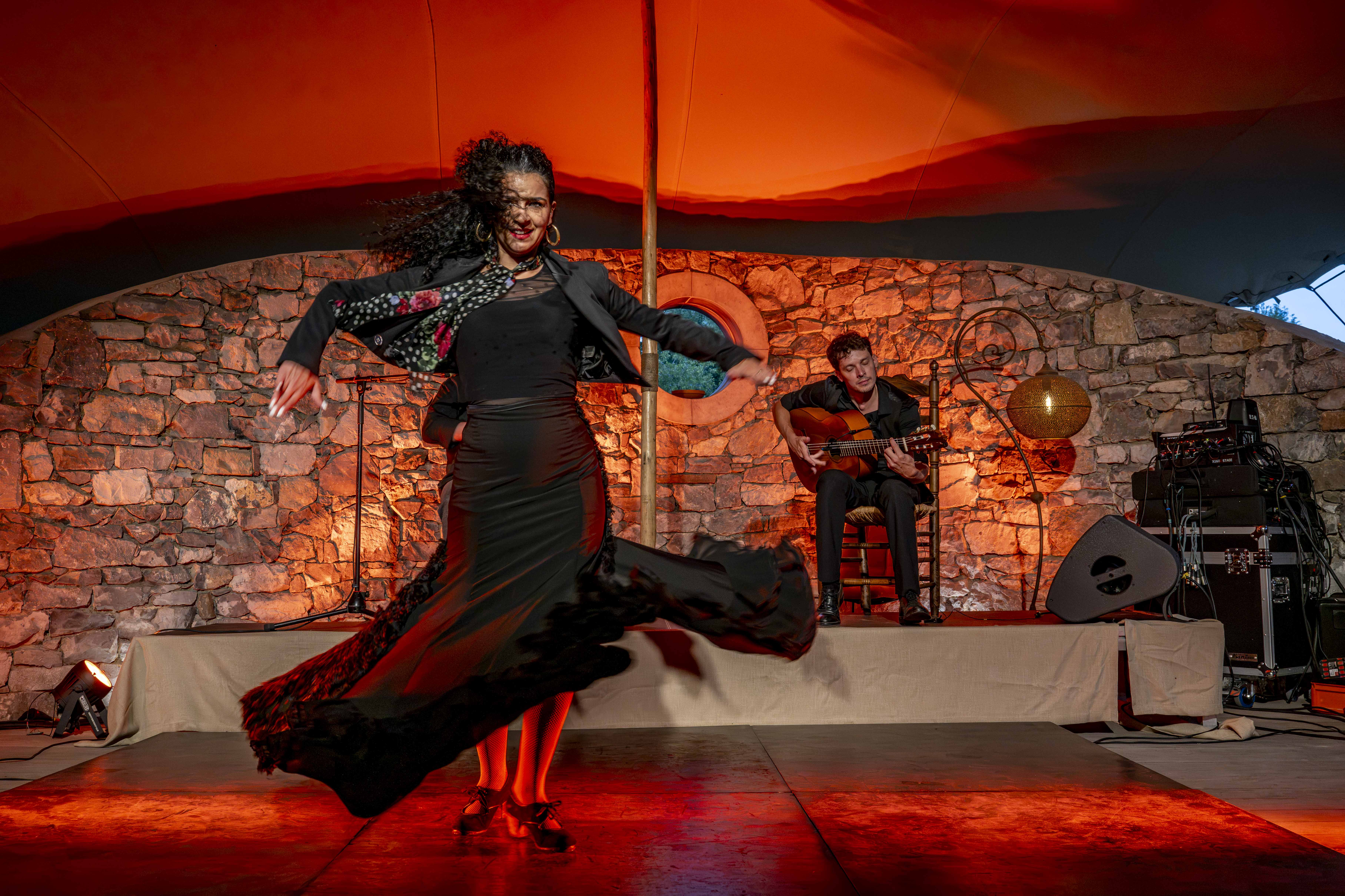 Danse et guitare sur scène à L’Oeil du Condroz